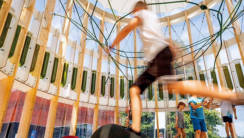 若戶外空氣品質不佳，兒童就需要避免外出活動，但是來到AirBubble遊樂場，小孩開心玩耍，竟還能同時淨化空氣！